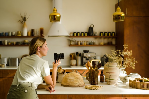 A woman using a camera with Sigma 35mm f2 DG DN Contemporary